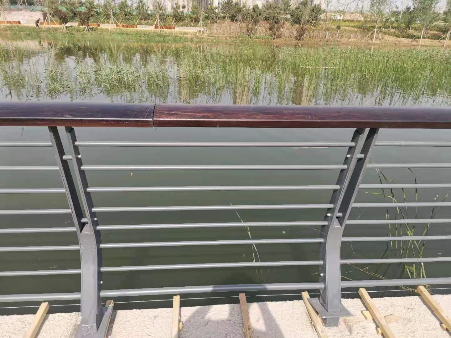 昆明市桥梁防撞护栏铝合金护栏 - 哪里好